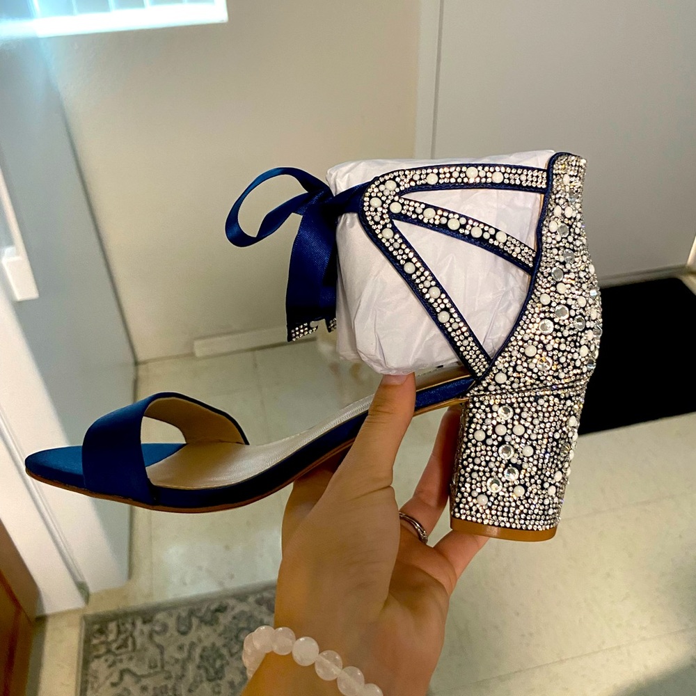 NWT gorgeous Kate Whitcomb shoes. Perfect condition.